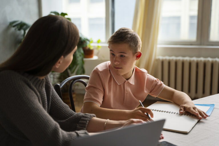 Vertrauensvolle schulische Begleitung eines Jugendlichen mit Unterstützungsbedarf beim Erledigen der Hausaufgaben